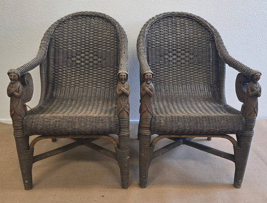 Set van twee koloniale rotan fauteuils met gesneden engelfiguren - M005