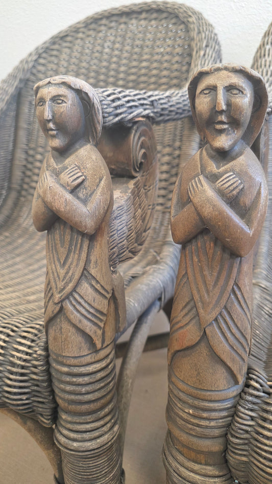 Set van twee koloniale rotan fauteuils met gesneden engelfiguren - M005