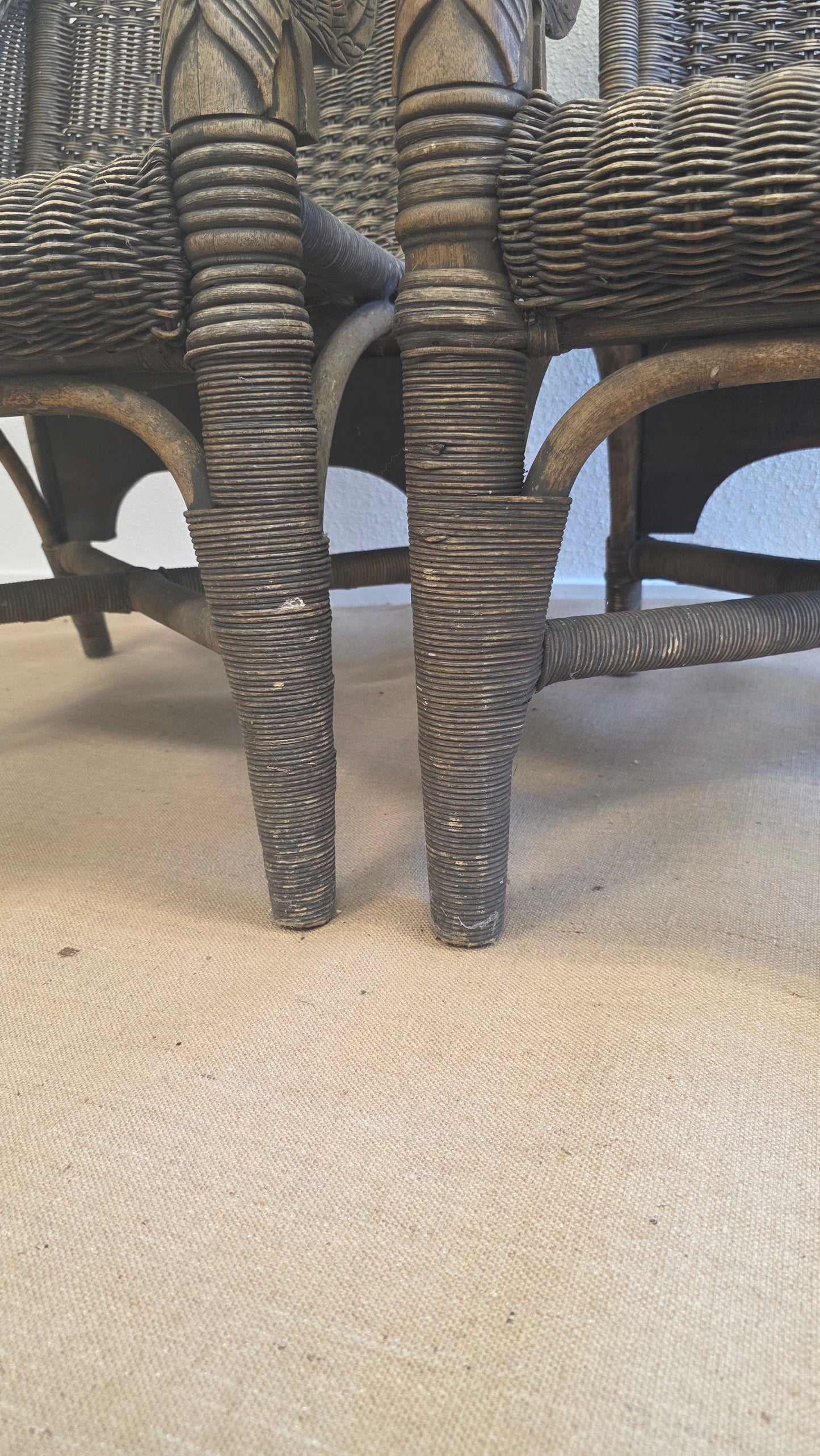 Set van twee koloniale rotan fauteuils met gesneden engelfiguren - M005