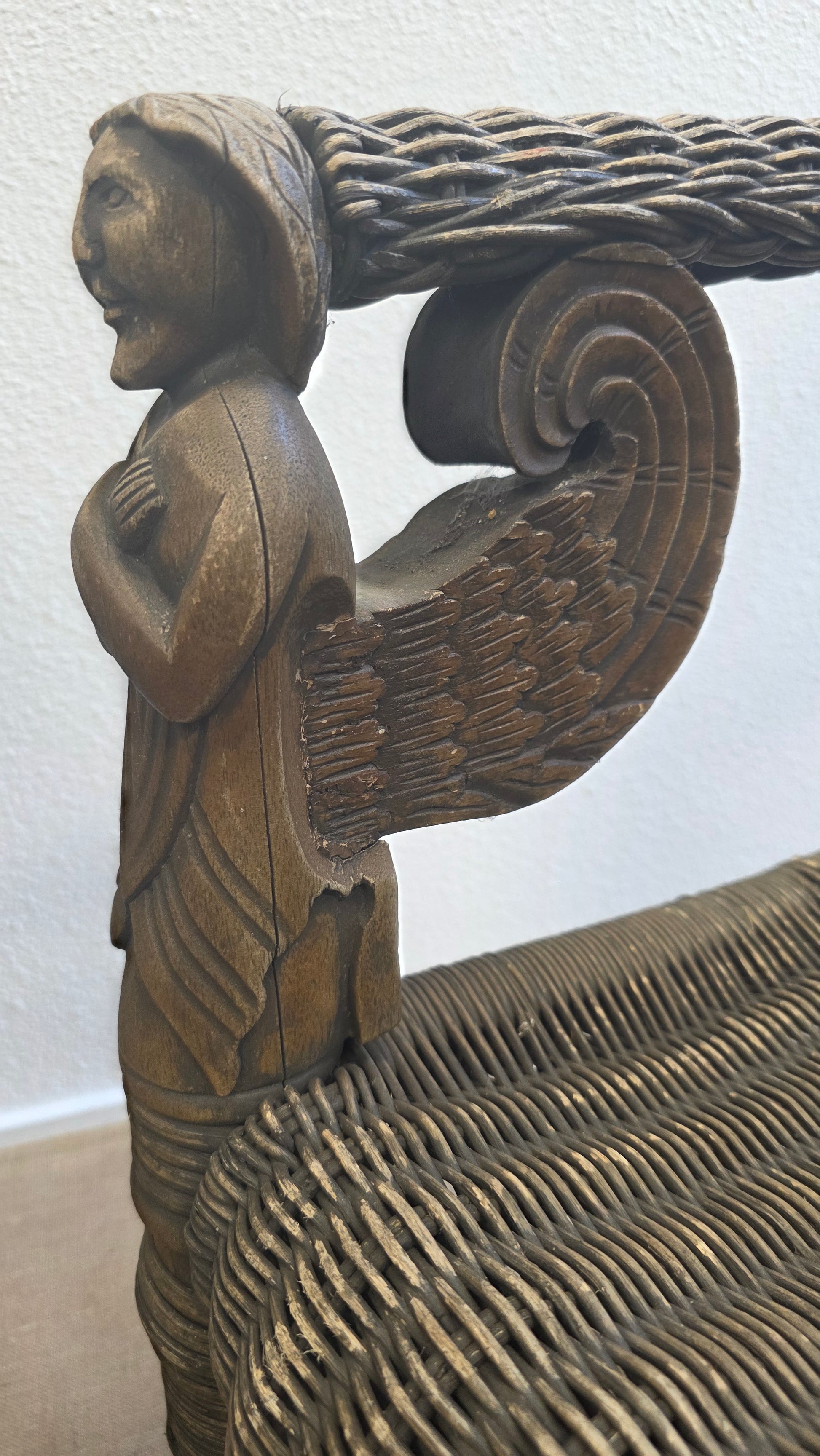 Set van twee koloniale rotan fauteuils met gesneden engelfiguren - M005