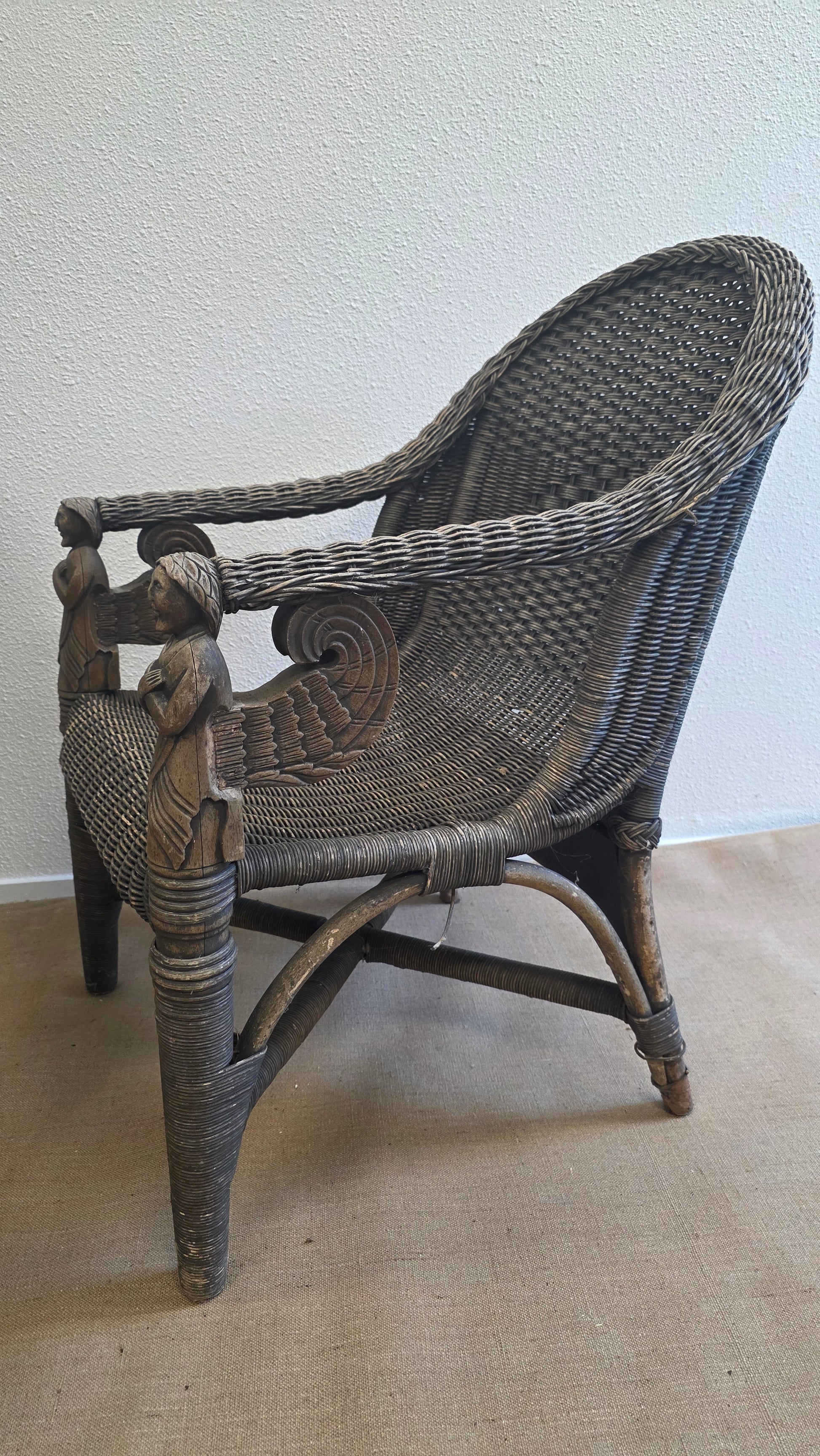 Set van twee koloniale rotan fauteuils met gesneden engelfiguren - M005