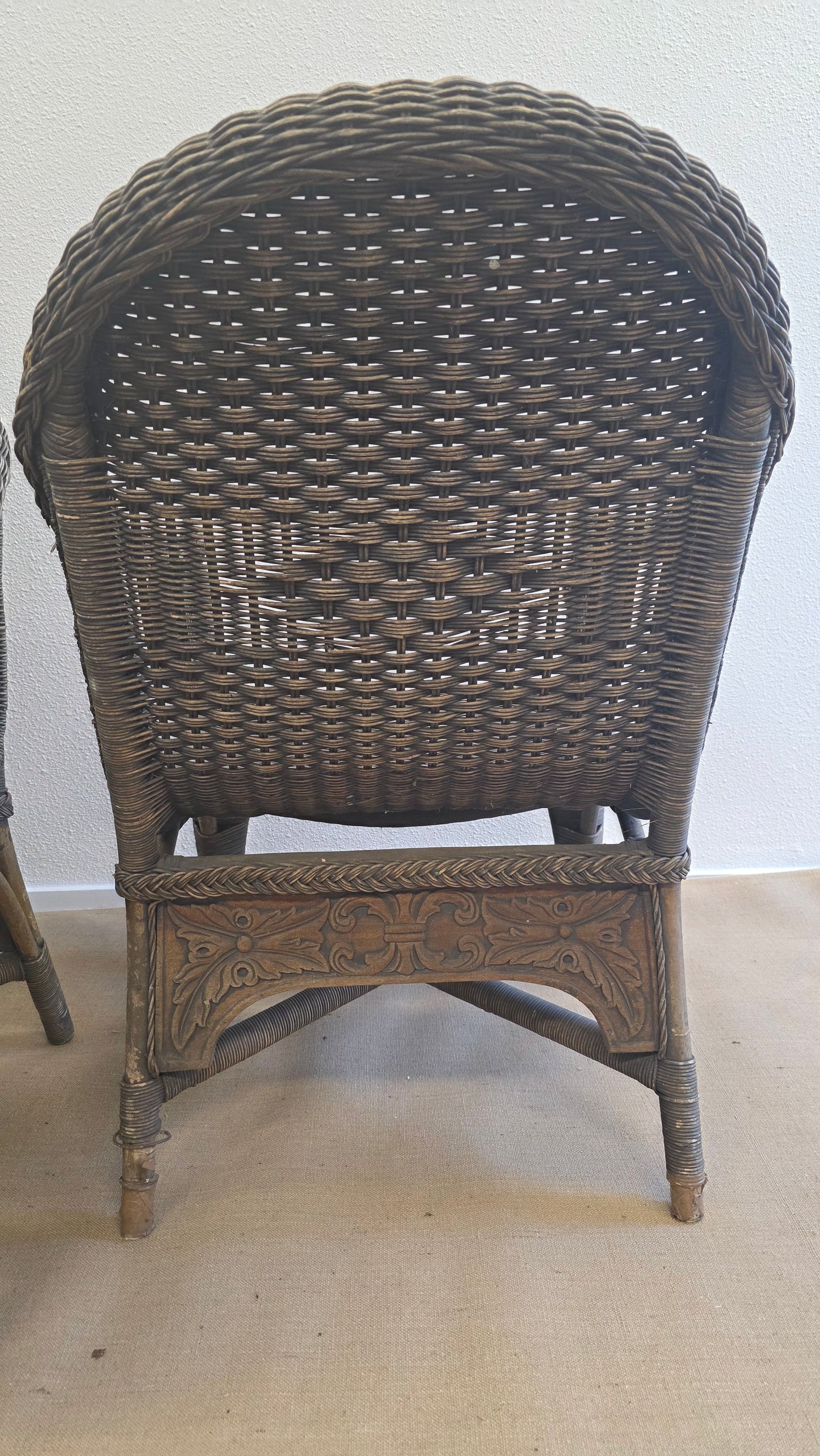 Set van twee koloniale rotan fauteuils met gesneden engelfiguren - M005