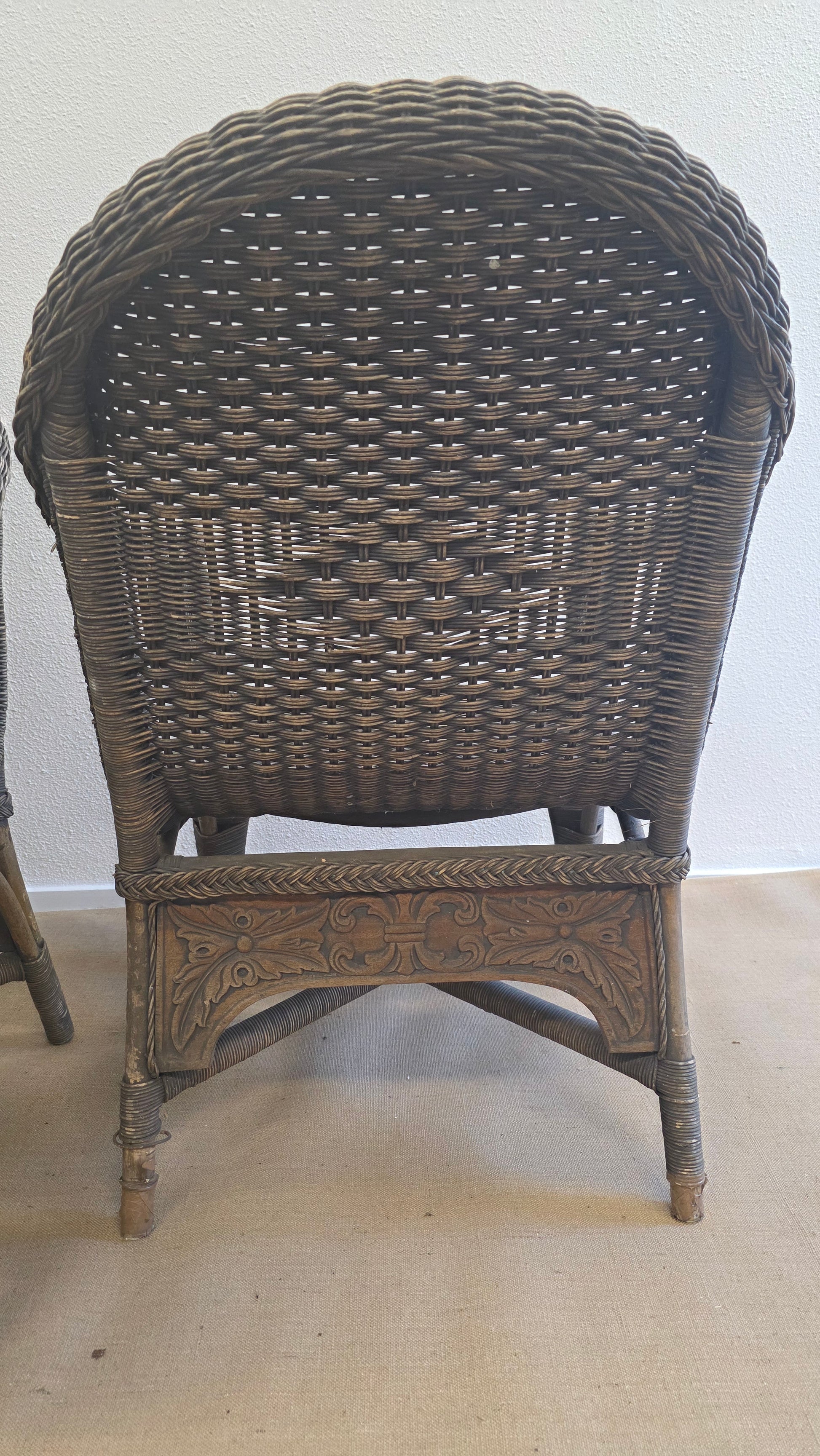 Set van twee koloniale rotan fauteuils met gesneden engelfiguren - M005
