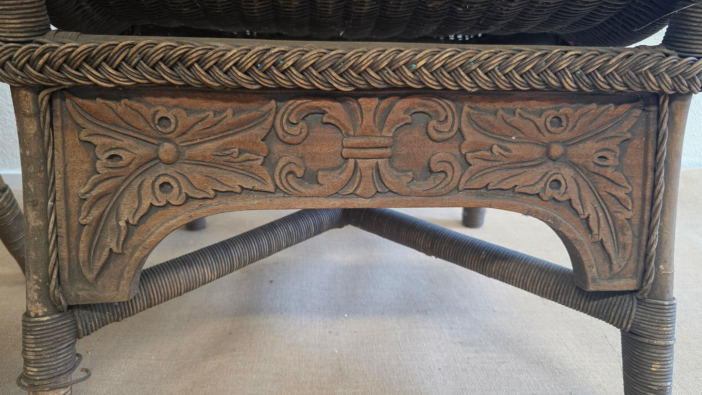 Set van twee koloniale rotan fauteuils met gesneden engelfiguren - M005