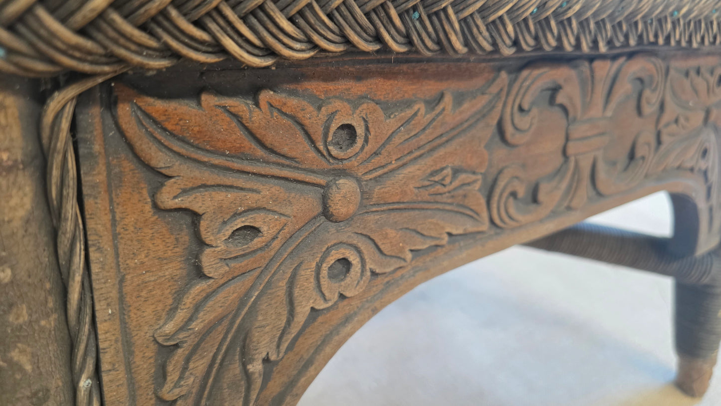Set van twee koloniale rotan fauteuils met gesneden engelfiguren - M005