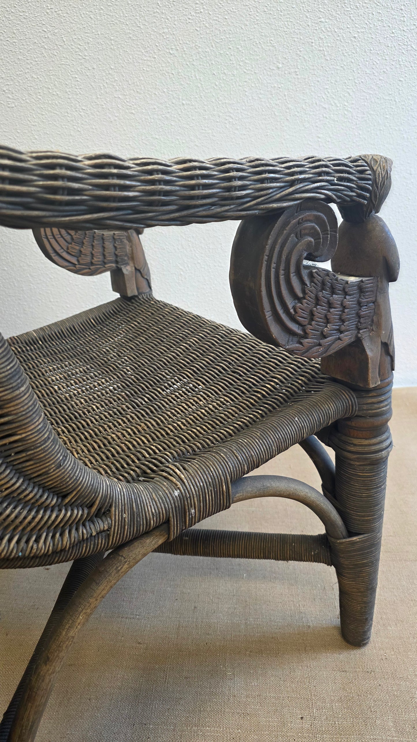 Set van twee koloniale rotan fauteuils met gesneden engelfiguren - M005