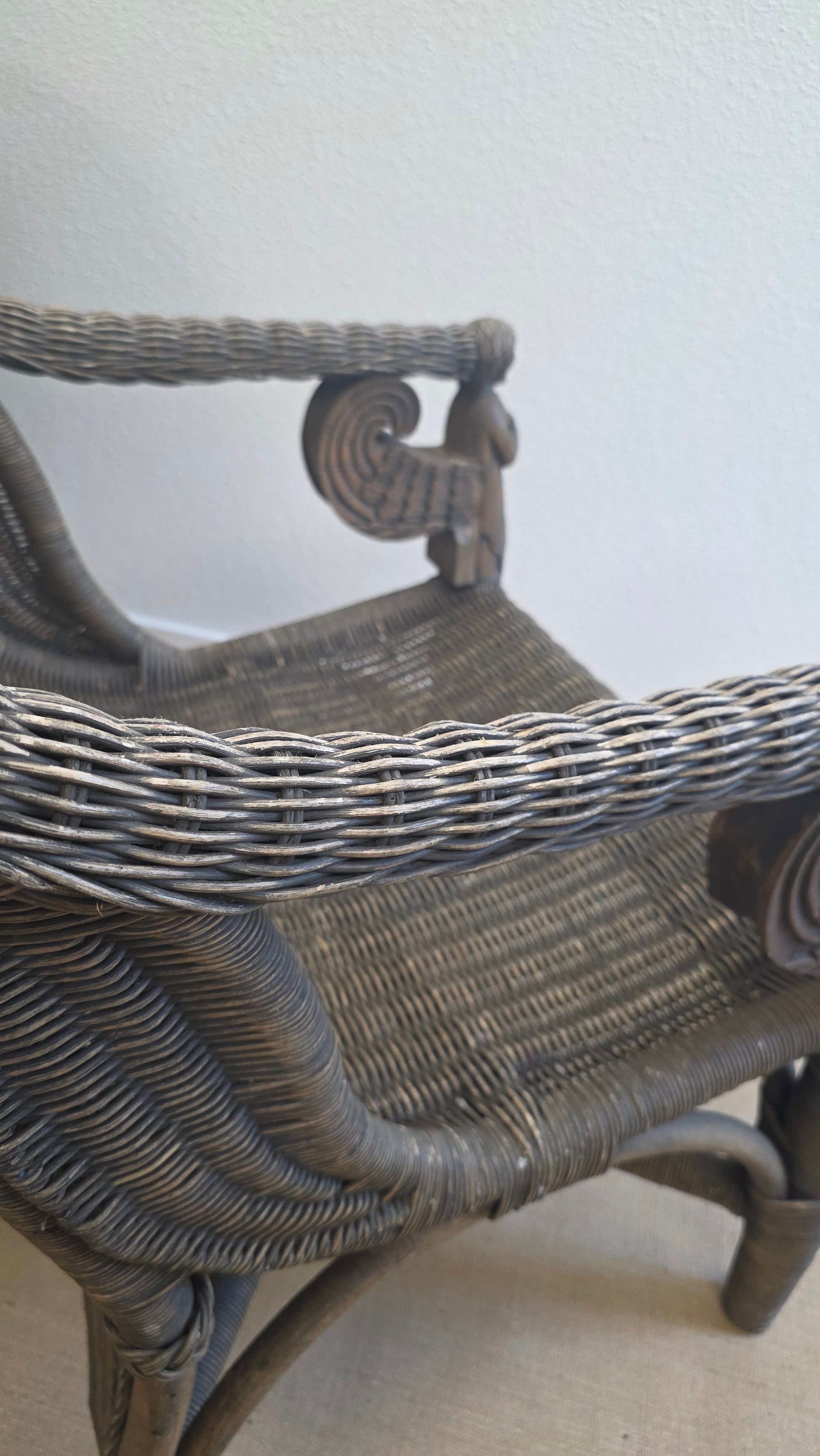 Set van twee koloniale rotan fauteuils met gesneden engelfiguren - M005
