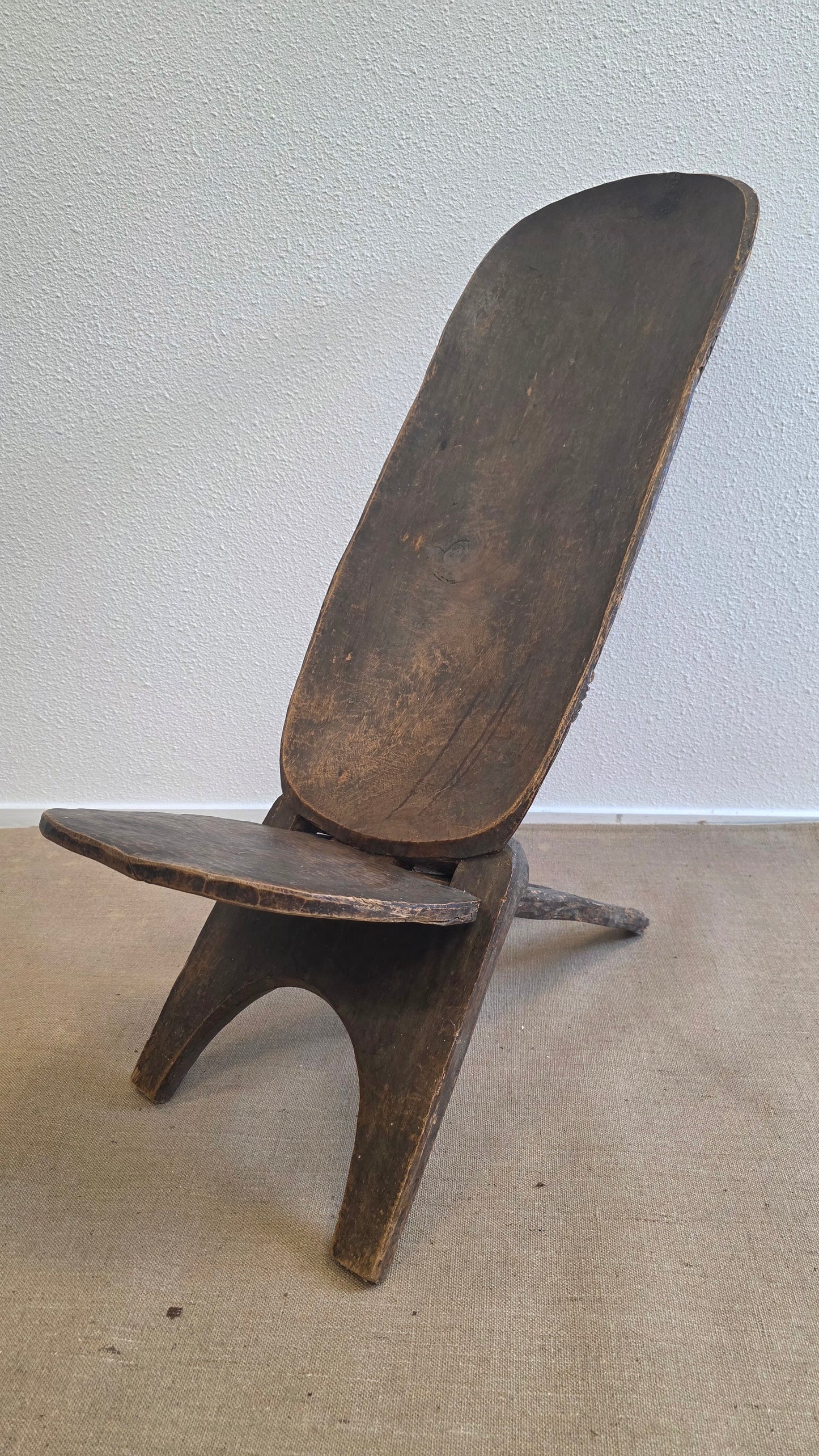 Vintage West-Afrikaanse palaverstoel met krokodilreliëf - M004
