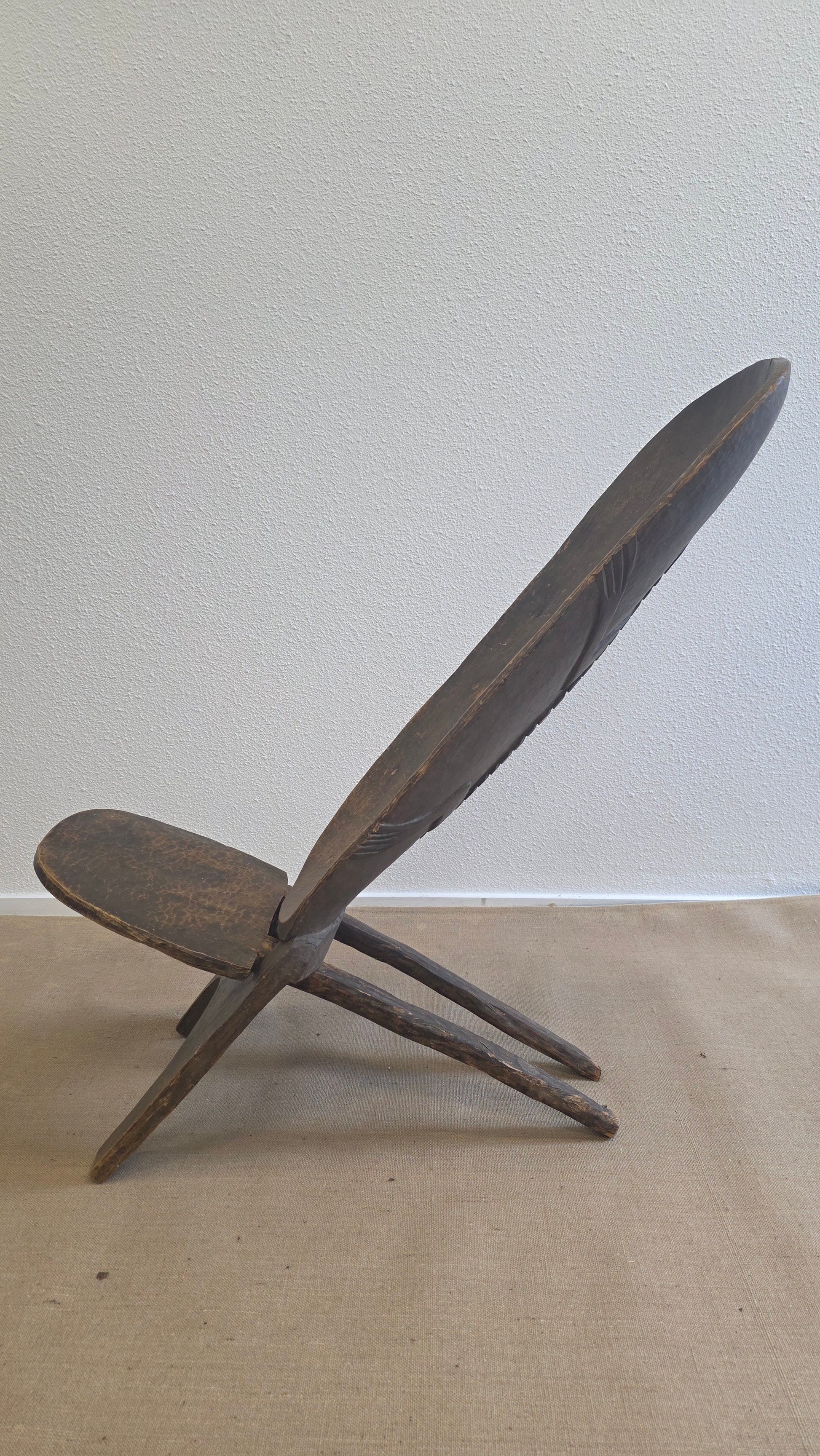 Vintage West-Afrikaanse palaverstoel met krokodilreliëf - M004