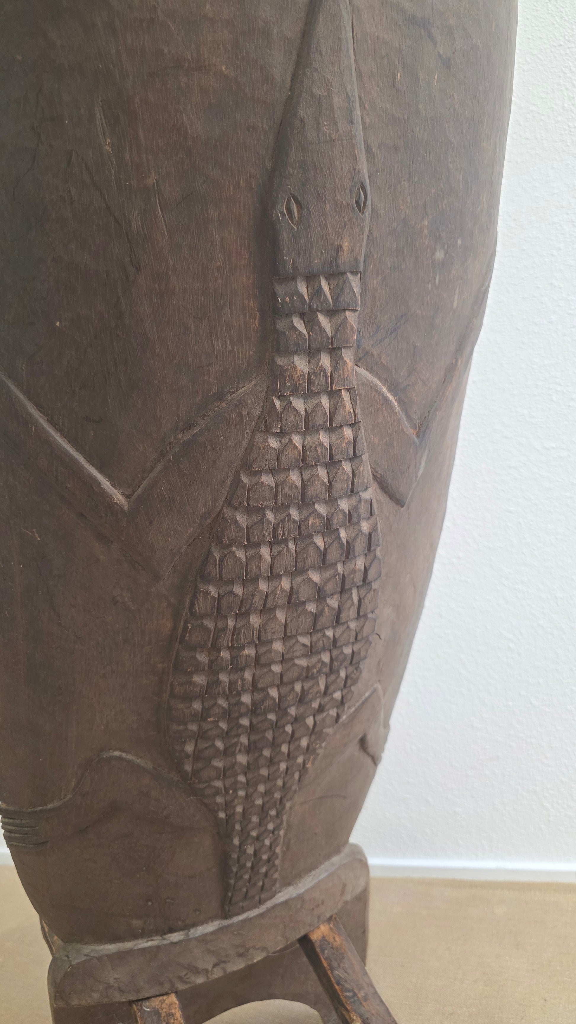 Vintage West-Afrikaanse palaverstoel met krokodilreliëf - M004
