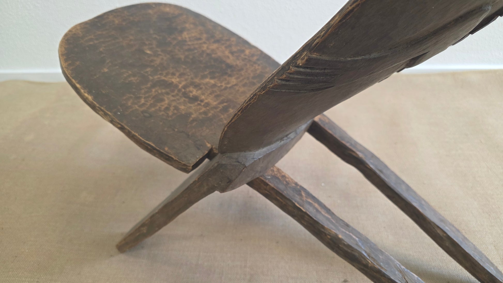 Vintage West-Afrikaanse palaverstoel met krokodilreliëf - M004