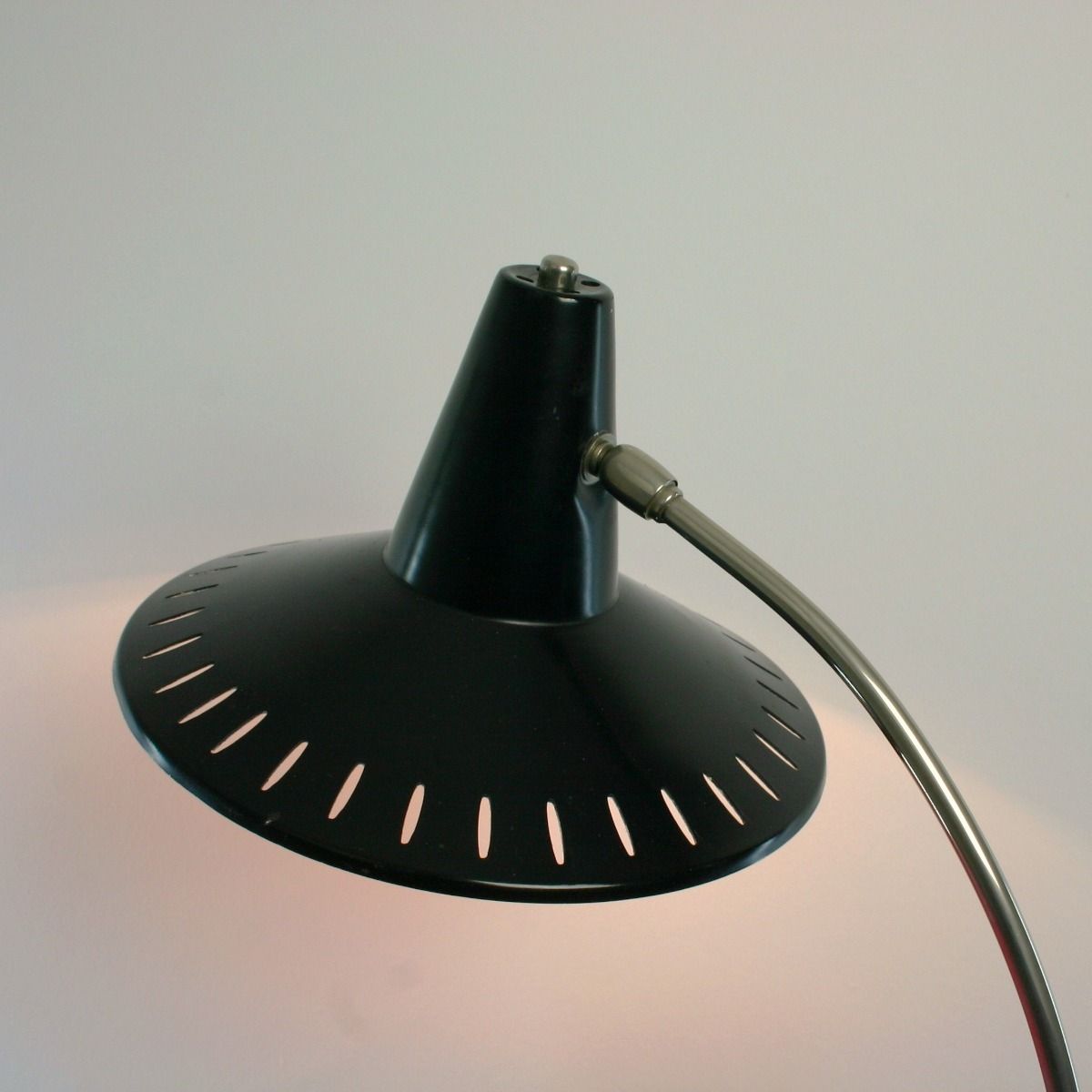 B003