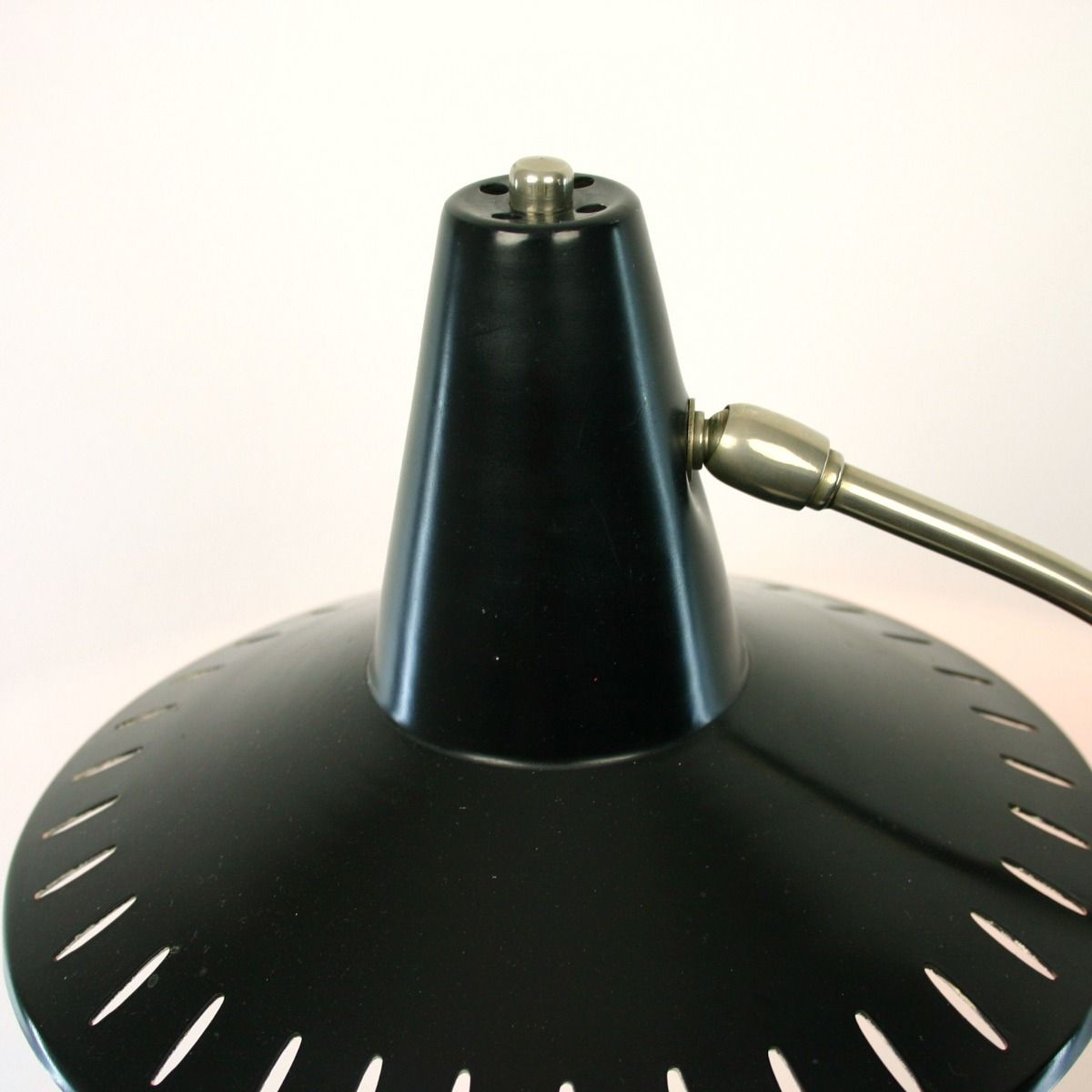 B003